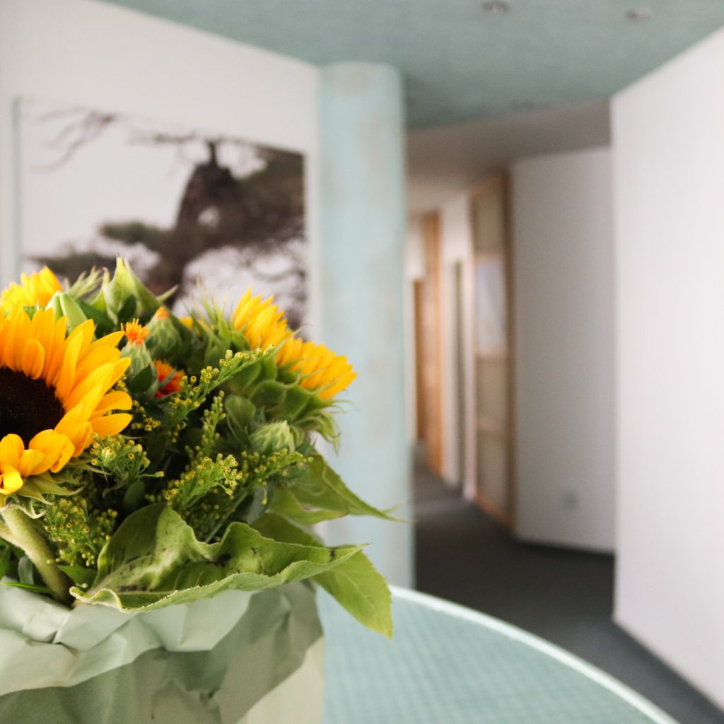 082024 Tresen Empfang Blumen